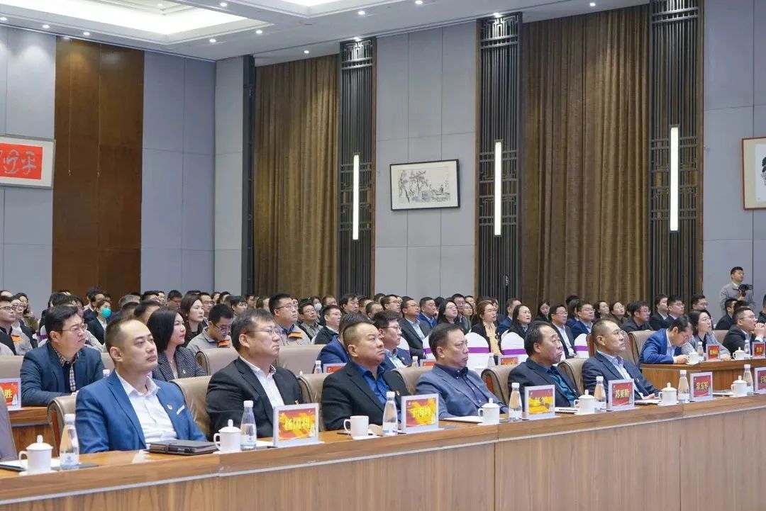 弘揚勞模精神 貢獻青春力量<br>瑞源控股集團“慶五一、迎五四”表彰大會圓滿召開，文達通股份多人獲獎！  ?