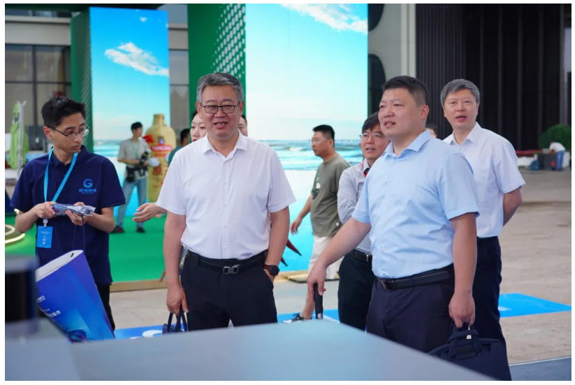 青島市委常委、副市長王波等領導嘉賓參觀文達通AI無人清掃車