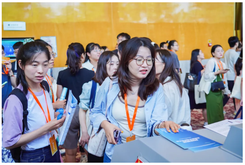 文達通AI無人清掃車亮相第十一屆“百所高校千名博士青島行”活動